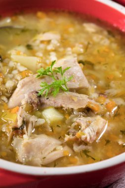 Sebzeli ve tavuklu arpa çorbası.