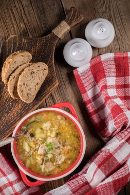 Sebzeli ve tavuklu arpa çorbası.