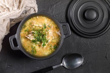 Sebzeli ve tavuklu arpa çorbası.