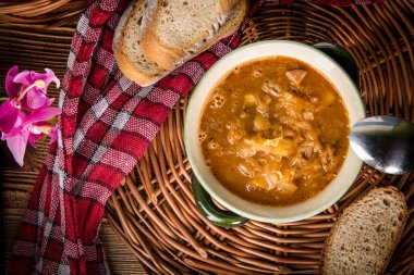 Geleneksel Rus ekşi lahana çorbası..