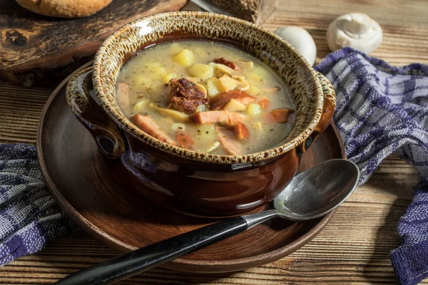 Die saure Suppe aus Roggenmehl. — Stockfoto