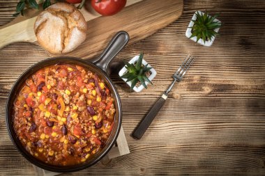 Chili con carne bir kil tavada.