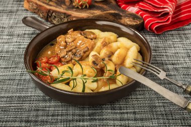 Mantar ile kızarmış domuz pirzola.