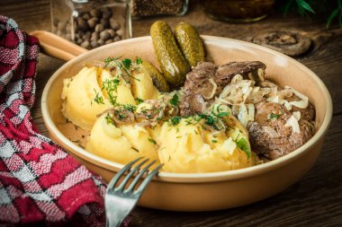 Patates püresi ve p ile kızarmış tavuk karaciğer soğan ile servis