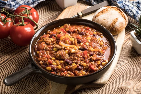 Chili con carne em uma panela de barro . — Fotografia de Stock