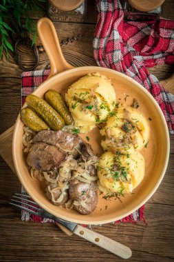 Patates püresi ve p ile kızarmış tavuk karaciğer soğan ile servis