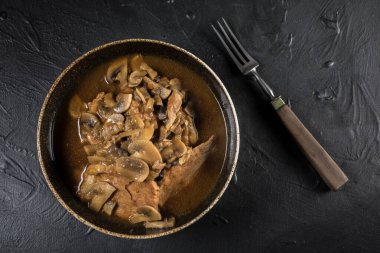 Parlak bir mantar sos haşlanmış domuz pirzolası.