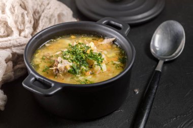 Sebzeli ve tavuklu arpa çorbası.