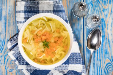 Suyu - bir kase tavuk çorbası.