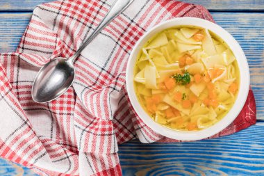 Suyu - bir kase tavuk çorbası.