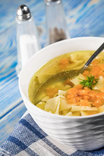 Bouillon - kippensoep in een kom. — Stockfoto