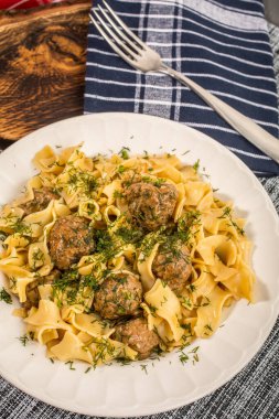 Domuz eti köfte ve dereotu soslu tagliatelle makarna. Seçici 