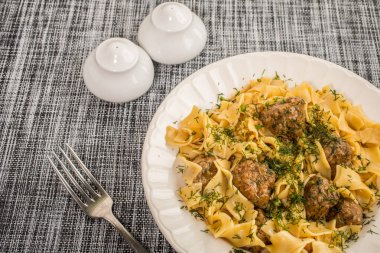Domuz eti köfte ve dereotu soslu tagliatelle makarna. Seçici 