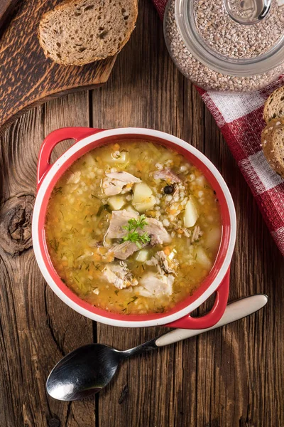 Sopa de cevada com legumes e frango . — Fotografia de Stock