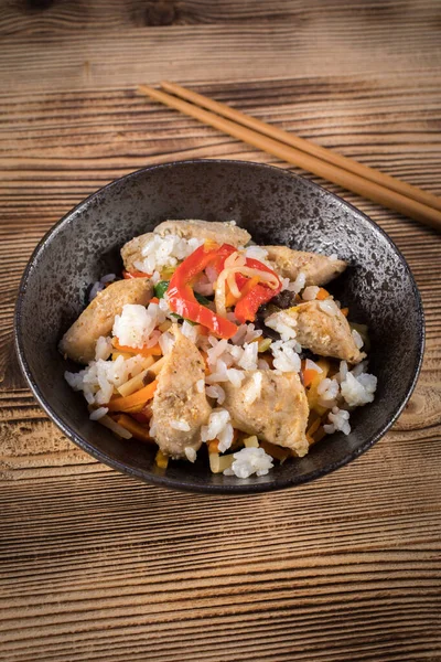 Fried chicken with rice and vegetables. — Stock Photo, Image