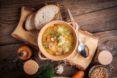 Bezelye çorbası ile sebze ve pastırma.