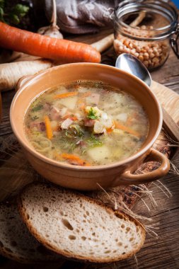 Bezelye çorbası ile sebze ve pastırma.