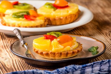 karışık meyve tart.