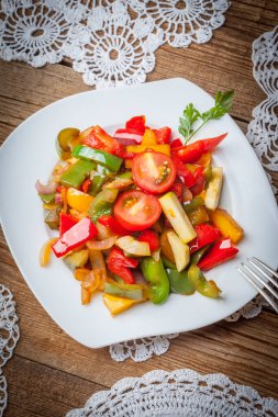 Ratatouille rustik bir tablo.
