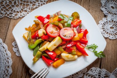 Ratatouille rustik bir tablo.