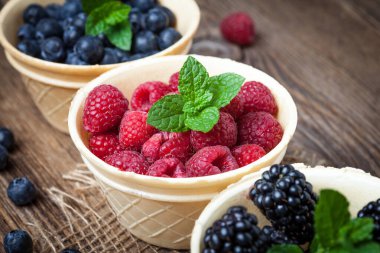 Böğürtlen, ahududu ve yaban mersini bir gözleme kase.