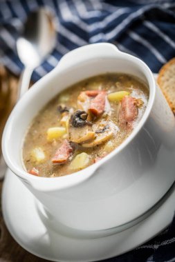 Çavdar unu ile yapılan ekşi çorbası.