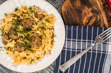 Domuz eti köfte ve dereotu soslu tagliatelle makarna. Seçici 