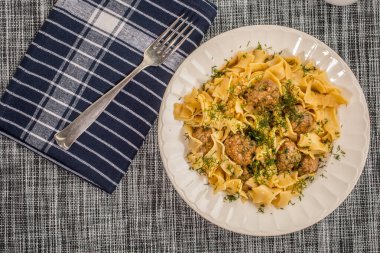 Domuz eti köfte ve dereotu soslu tagliatelle makarna. Seçici 