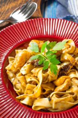 Tavuk ve boletus mantar ile Tagliatelle makarna.