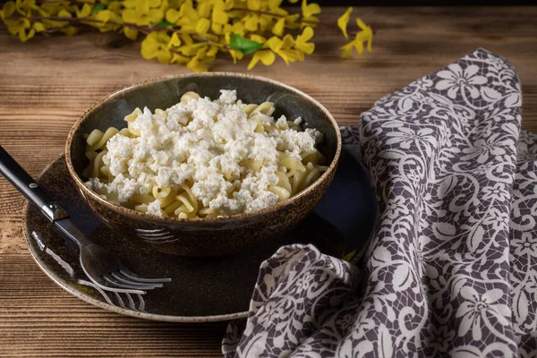 Fusilli con ricotta, zucchero e cannella . — Foto Stock