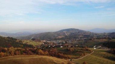 Batan güneşin ışığında sonbahar dağlarının üzerinden uçmak. Beskid Dağları, Polonya, Slovakya. Görkemli manzara. 