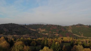 Batan güneşin ışığında sonbahar dağlarının üzerinden uçmak. Beskid Dağları, Polonya, Slovakya. Görkemli manzara. 