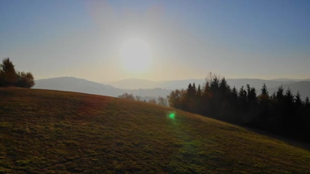 Letí nad podzimními horami ve světle zapadajícího slunce. Beskydy, Polsko, Slovensko. Majestátní krajina. 