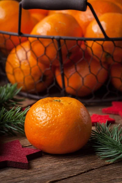 Korb mit Mandarinen. — Stockfoto