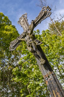 WISLOK WIELKI - 29 Mayıs 2020 Wislok Wielki 'deki St. Onufry kilisesindeki eski mezar taşları.