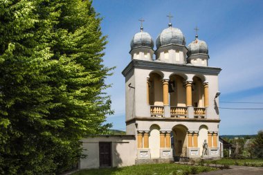 JUROWCE, POLAND - 23 Mayıs 2020: Jurowce 'deki eski Yunan Katolik Kilisesi. Kilisenin yakınında çan kulesi var..