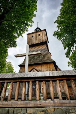 BLIZNE, POLAND - 30 Mayıs 2020: 1470 'ten önce Blizne köyünde inşa edilen All Saints Kilisesi. UNESCO Dünya Mirasları Listesine Yazıldı.