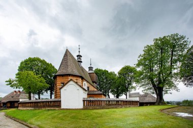 BLIZNE, POLAND - 30 Mayıs 2020: 1470 'ten önce Blizne köyünde inşa edilen All Saints Kilisesi. UNESCO Dünya Mirasları Listesine Yazıldı.