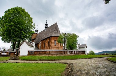 BLIZNE, POLAND - 30 Mayıs 2020: 1470 'ten önce Blizne köyünde inşa edilen All Saints Kilisesi. UNESCO Dünya Mirasları Listesine Yazıldı.