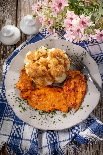 Pechuga Pollo Marinada Servida Con Coliflor Hervida — Foto de Stock