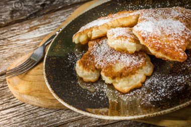 Elma, süt ve undan yapılmış tatlı krepler..