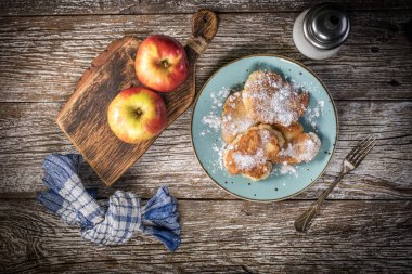 Elma, süt ve undan yapılmış tatlı krepler. Üst görünüm.