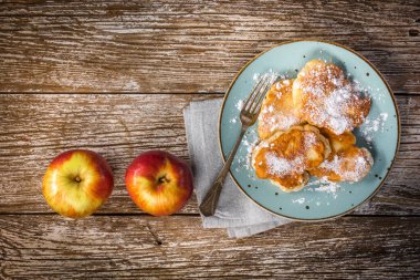 Elma, süt ve undan yapılmış tatlı krepler. Üst görünüm.