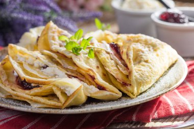 Ricotta peynirli krep ve kuşüzümü reçeli. Lezzetli krepler, ince krepler..