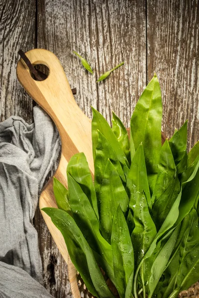 Feuilles Ail Sauvage Fraîches Sur Comptoir Bois — Photo