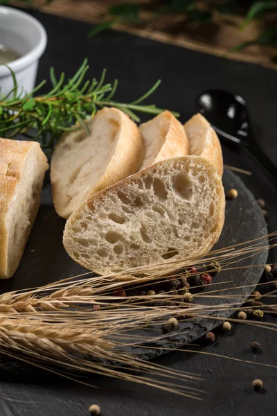 Włoski Chleb Ciabatta Pokrojony Plasterki Kamiennej Desce Siekania Ciemnym Tle — Zdjęcie stockowe