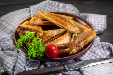 Tabakta kızarmış peynirli sandviç. Sığ alan derinliği.