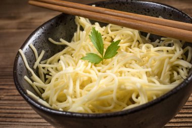 Spagetti makarna sosu olmadan basit kase.