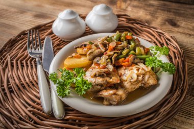 Haşlanmış sebzeler beyaz tabakta tavuk fileto.