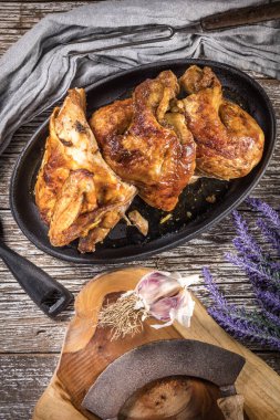 Çeyrek kızarmış tavuk ve dökme demir tava. Seçici odak.